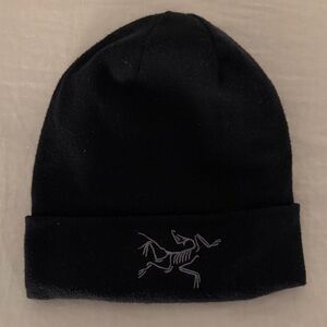 Black Arc’teryx fleece lined beanie